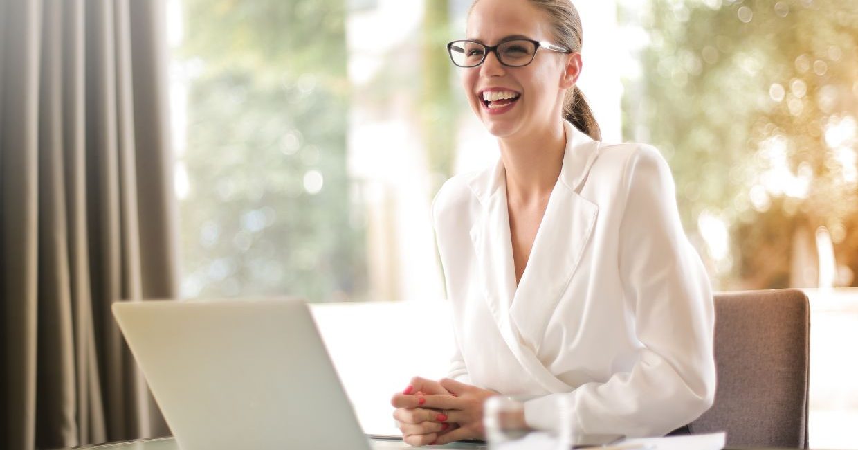 femme office manager